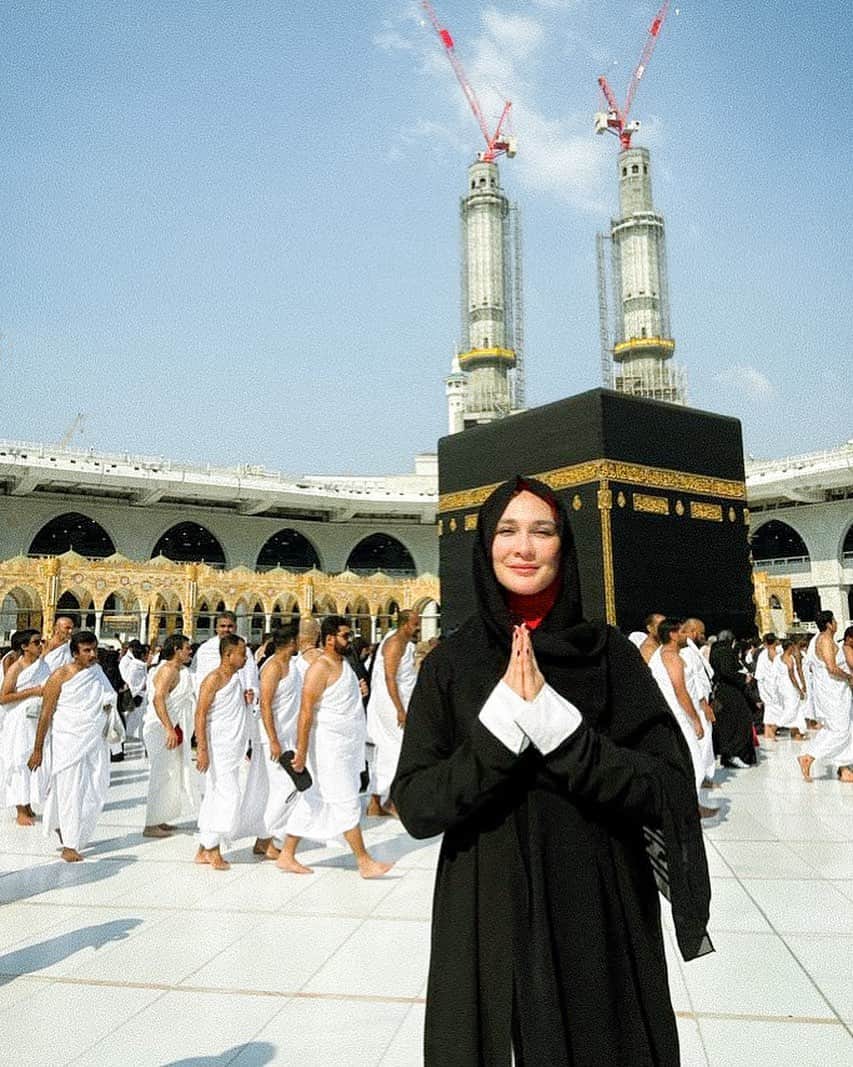 ルナ・マヤのインスタグラム：「Selamat Hari Raya Idul Fitri 1444 H   Minal aidin wal faidzin, mohon maaf lahir dan batin 🌙」