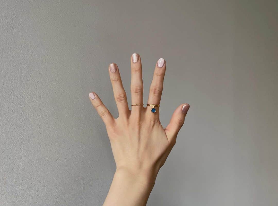 大澤実音穂さんのインスタグラム写真 - (大澤実音穂Instagram)「桜をイメージしたカラーのネイルたち。白みがかったピンクと、ぎっしりラメが可愛い。爪に塗ると本当に桜みたい…！🌸ほんのりフローラルの香りがするのもわくわくする。ネイルは単色で塗る事が多いんだけど、ネイルズインクのネイルは多色使いで塗りたくなります🥛🩰  @nailsinc.jp  SAKURA COLLECTION nail polish duo ・Hello Spring ・You Are Blooming  #nailsinc」4月22日 15時40分 - ______mineho