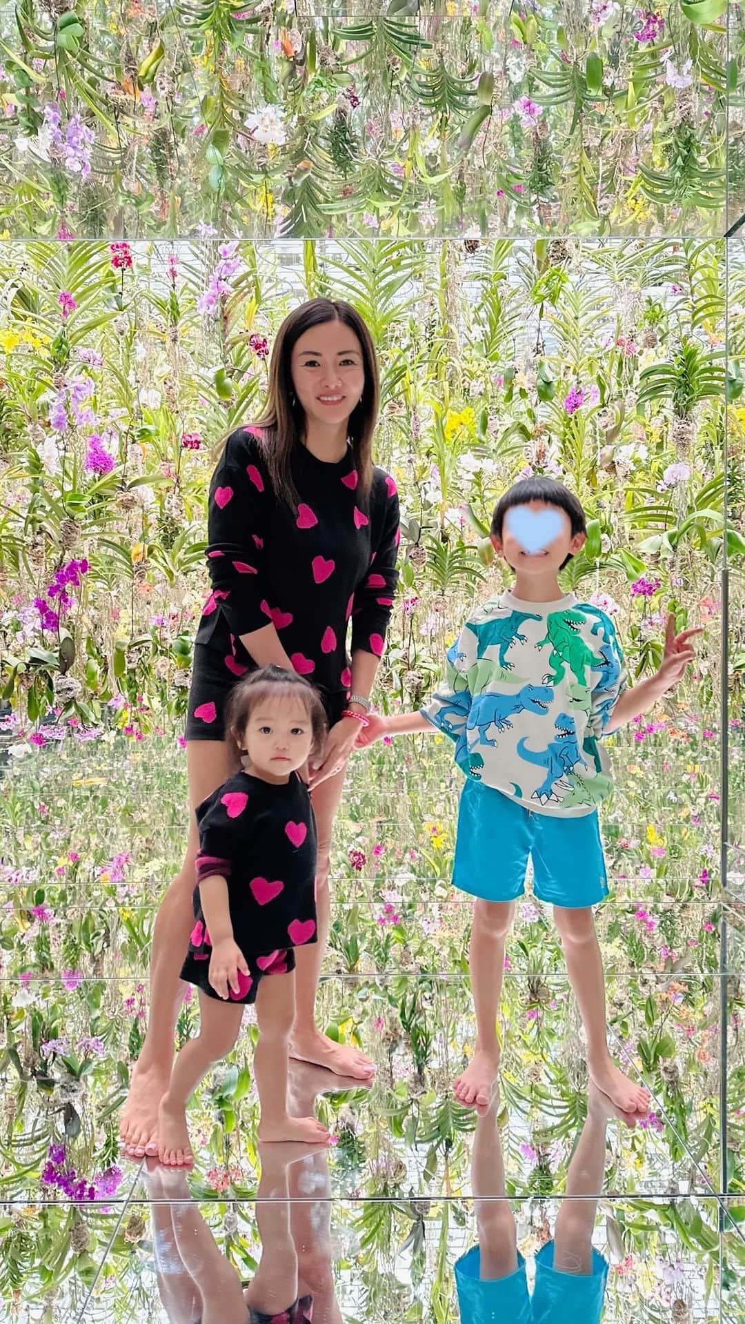 福王寺彩野のインスタグラム：「オープニング以来久しぶりの @teamlab へ行ってきました💖 息子がスクールの遠足で行ってとっても楽しかったようで、妹を連れて行きたいとずっと言っていてやっと実現🫶 娘は初めてで暗くてびっくりしたようでほぼ抱っこだったけれど途中から楽しめてました😍 驚いたのは海外の方の多さ‼️おそらく私たちの行った回は日本人0だったかも🤔 昔行った時にはなかった桜のインスタレーションやお花のお部屋などとっても綺麗で楽しかった💕 @teamlab.planets ✨✨ 息子は映像を見ていて福岡のチームラボにも行きたいと言っていたので旅行兼ねてまた行けたらいいなぁ💓 #teamlab #teamlabplanets #チームラボ #チームラボプラネッツ #豊洲 #familyday #チビテル #8歳 #チビノ #2歳 #子連れお出かけ」
