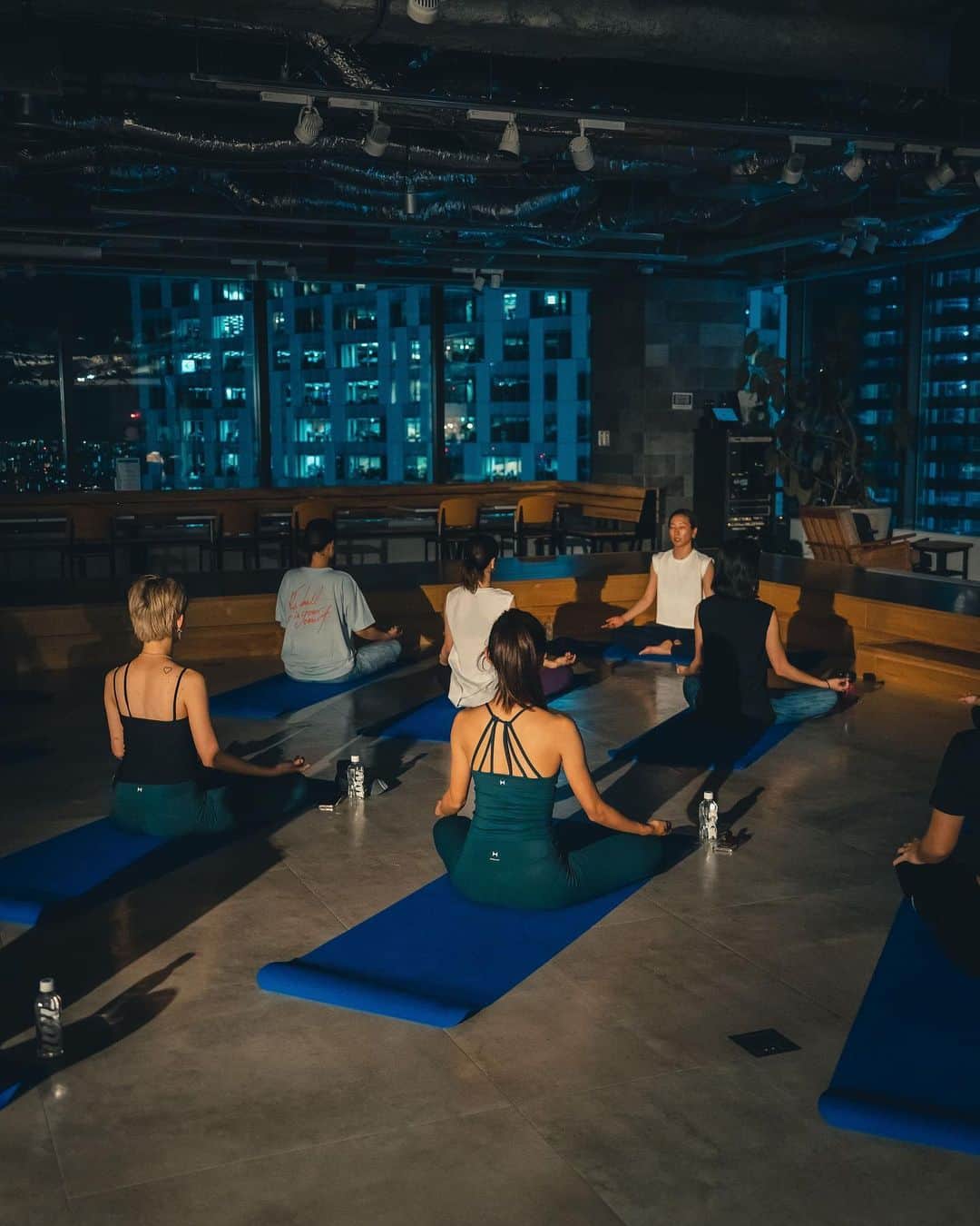 中村優さんのインスタグラム写真 - (中村優Instagram)「HEREIAM wellness club Yoga session 🧘🧘‍♀️✨🌿 @igniteliving  @miyukiiak  しっかり汗かきつつ身体が緩まる良き時間でした✨ 📸 @anemone109  #HEREIAM#yoga#ignight#sunshinejuice#minaya」4月22日 15時43分 - nkmr_yu