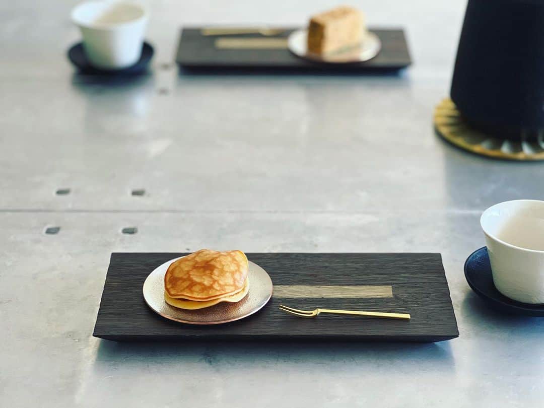 神崎恵のインスタグラム：「・ ひと仕事終え。 いただいた甘いもので休憩。 少し前に素敵な鉄瓶を見つけました。 いつも使っているものより、少し小さめの、すんとした鉄瓶。 それで白湯やお茶を飲むのが毎日の楽しみのひとつです。  #おうちでお茶」