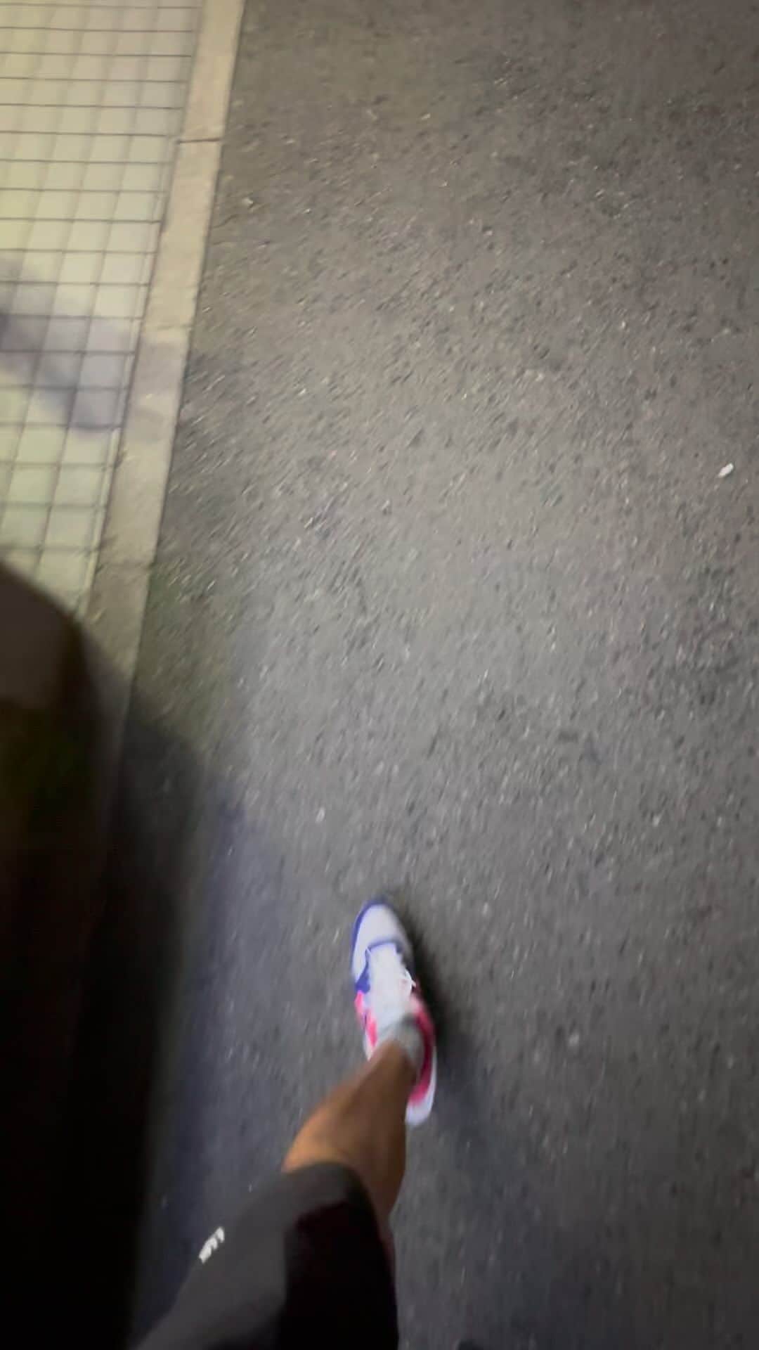 KUSHIDAのインスタグラム：「I bought Natto for Kevin. This is a traditional Japanese food.  ケビンのために日本の伝統的な食品である納豆を買いにきました。 @jet2flyy   #JETSETTERS #おかめ納豆 #kevinknight #ローソン」