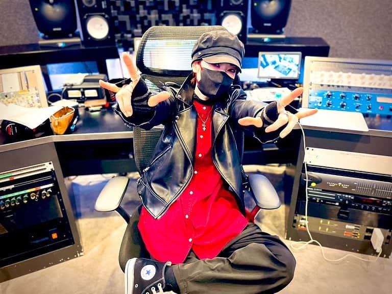 のインスタグラム：「Rocking the sh!t out of a crazy cool song and you're all gonna love it❤️‍🔥 やべぇ、めちゃくちゃエモい曲ができそうだ 情報楽しみにしててね」