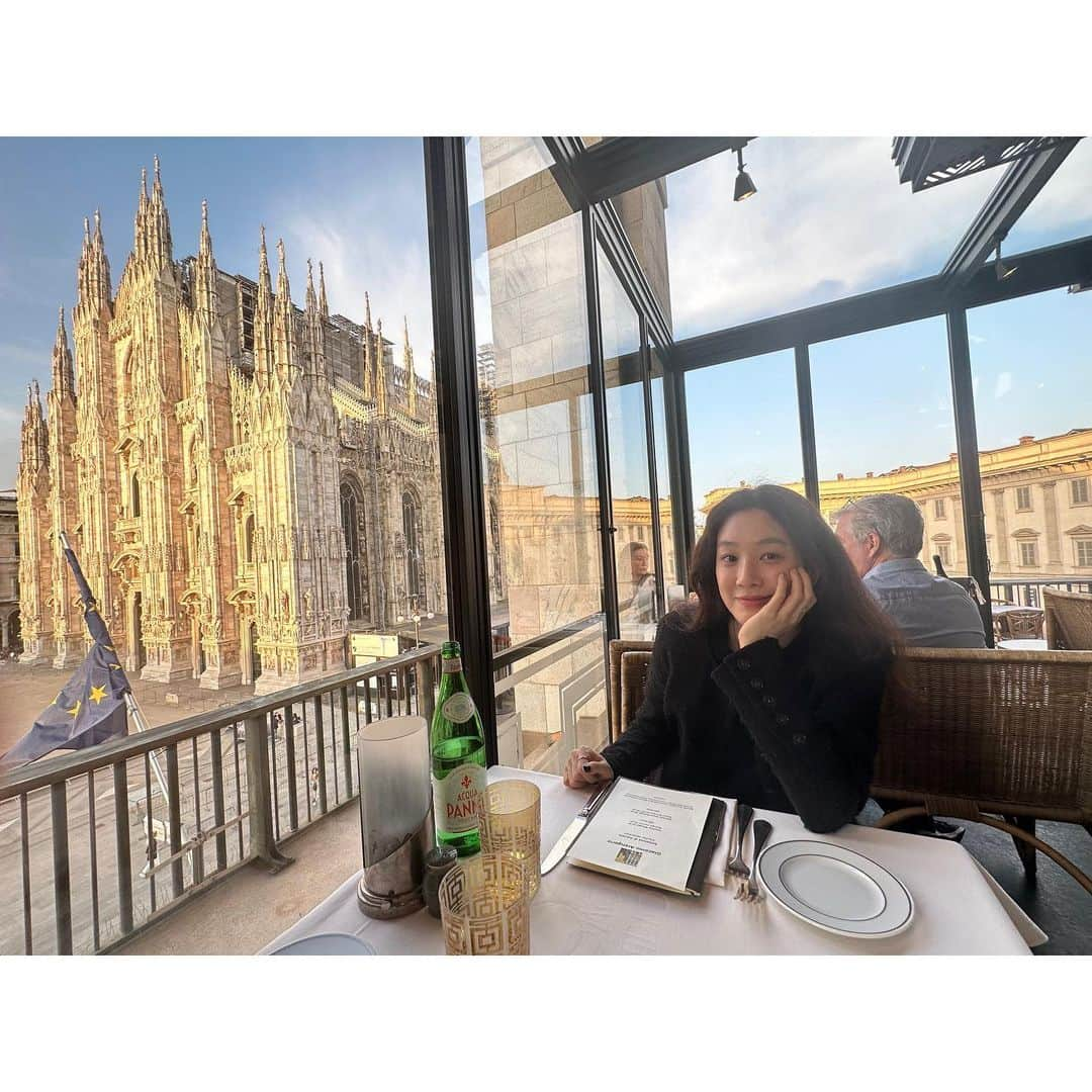 チョン・リョウォンのインスタグラム：「. 해가 지면서 바뀌는 밀라노 대성당과 하늘🫶 beautiful sunset in milan❤️」