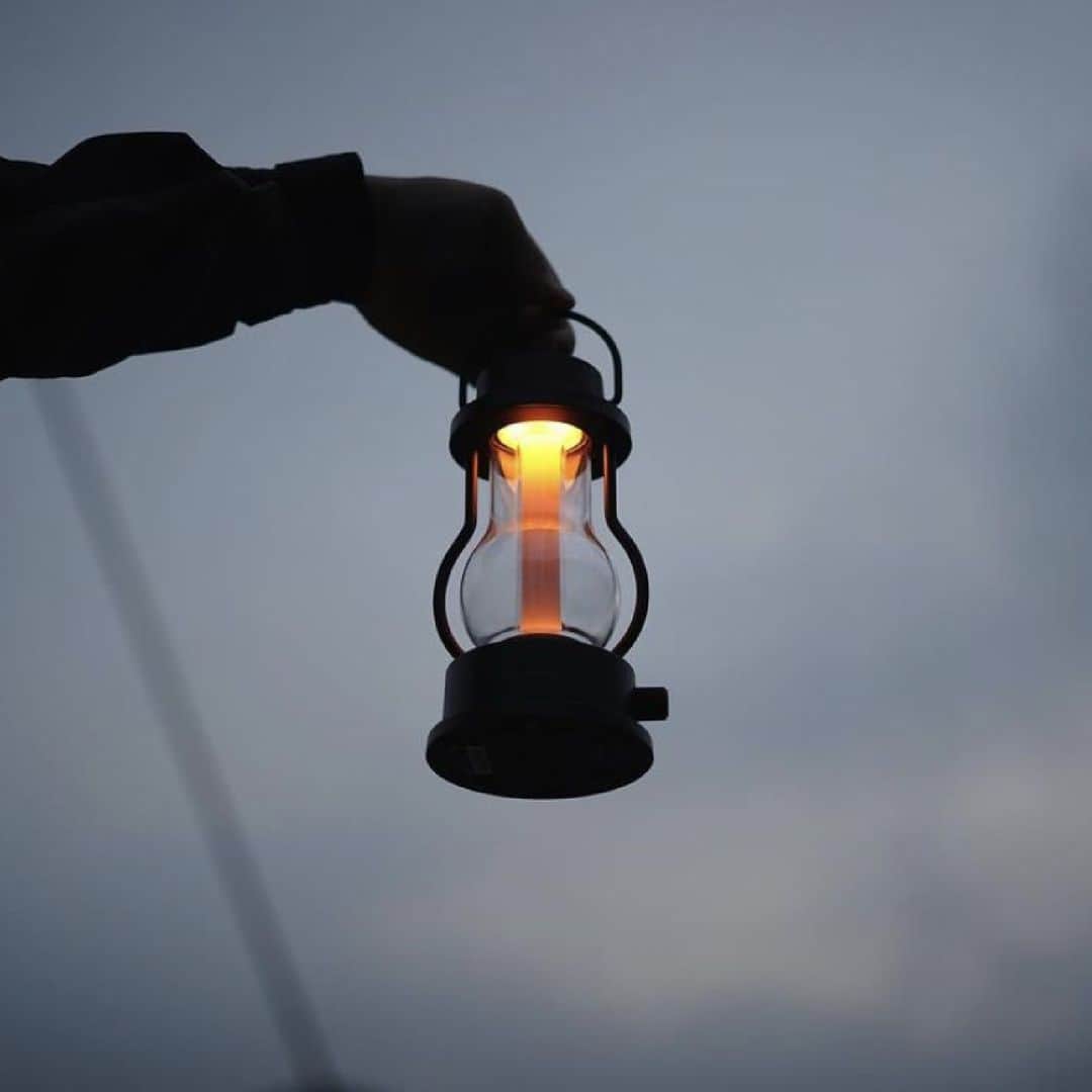 BALMUDA (バルミューダ) さんのインスタグラム写真 - (BALMUDA (バルミューダ) Instagram)「よい時間を。BALMUDA The Lantern。 . バルミューダのランタンのすべては、よい時間のためにデザインされました。夕暮れ時の静かな時間や大切な人と囲む夜の焚き火、美しい景色に癒されるひと時。そんな時間の傍らに、ほのかな灯りがあったなら。投稿の2枚目以降では、BALMUDA The Lanternと過ごす素敵な時間をご投稿くださった皆さまのお写真を紹介します。 . 今年のゴールデンウィークは、ぜひBALMUDA The Lanternとお出かけください。 . . #BALMUDA #バルミューダ #BALMUDATheLantern #バルミューダザランタン #地図の日 #よい時間を #旅に出よう #旅とランタン #アウトドア #ランタン #キャンプランタン」4月22日 16時00分 - balmuda