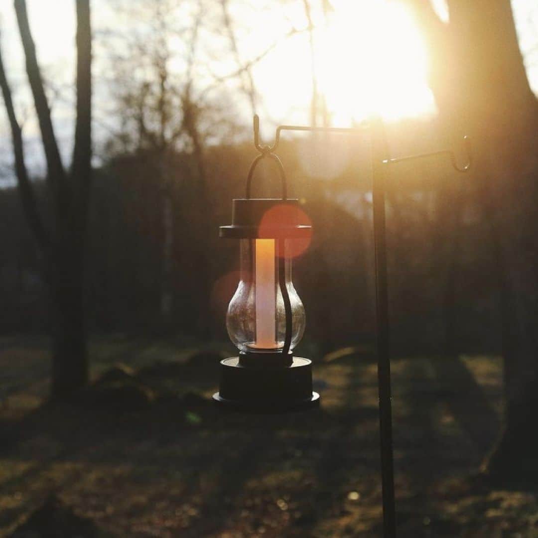 BALMUDA (バルミューダ) さんのインスタグラム写真 - (BALMUDA (バルミューダ) Instagram)「よい時間を。BALMUDA The Lantern。 . バルミューダのランタンのすべては、よい時間のためにデザインされました。夕暮れ時の静かな時間や大切な人と囲む夜の焚き火、美しい景色に癒されるひと時。そんな時間の傍らに、ほのかな灯りがあったなら。投稿の2枚目以降では、BALMUDA The Lanternと過ごす素敵な時間をご投稿くださった皆さまのお写真を紹介します。 . 今年のゴールデンウィークは、ぜひBALMUDA The Lanternとお出かけください。 . . #BALMUDA #バルミューダ #BALMUDATheLantern #バルミューダザランタン #地図の日 #よい時間を #旅に出よう #旅とランタン #アウトドア #ランタン #キャンプランタン」4月22日 16時00分 - balmuda