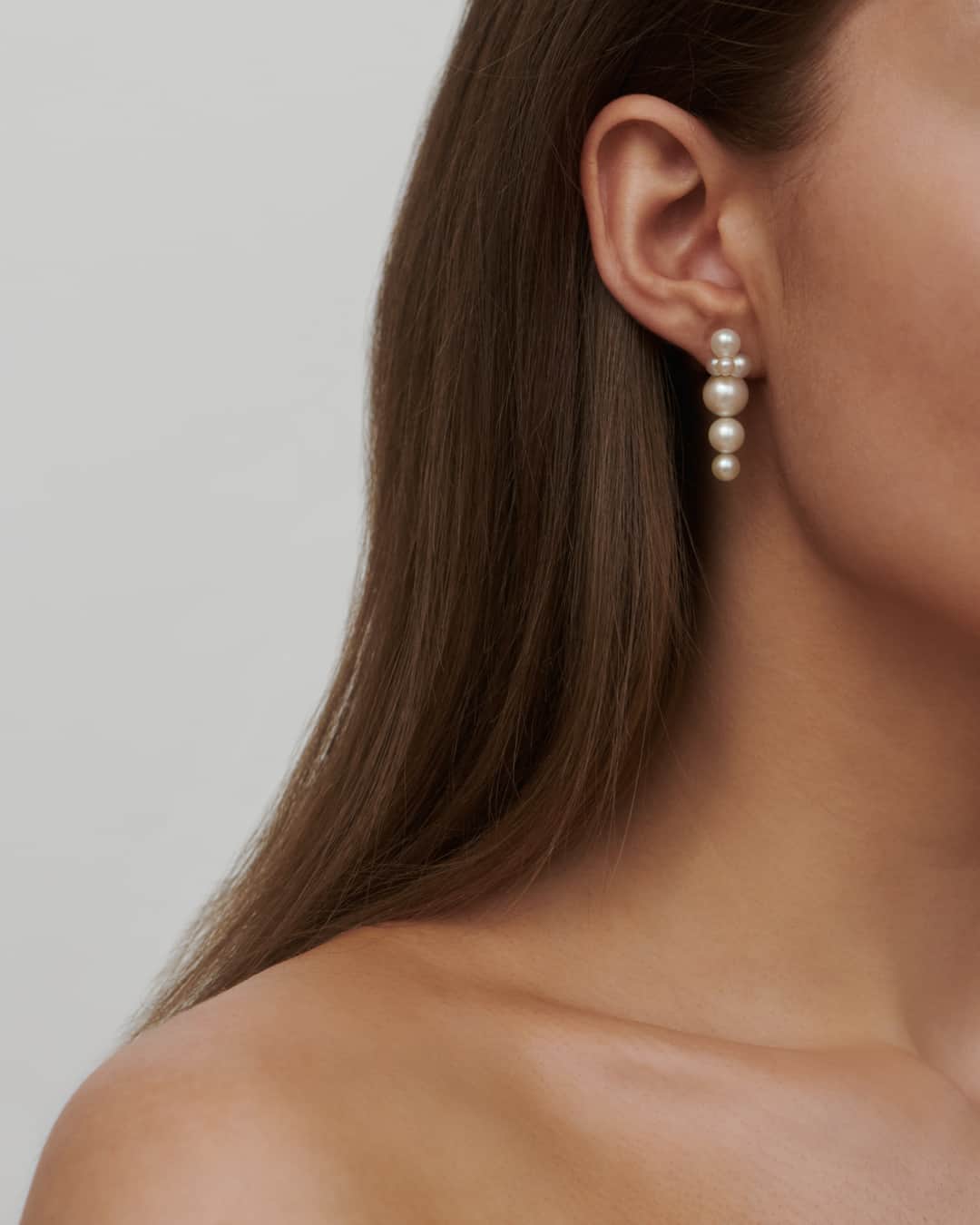 のインスタグラム：「Best thing about the Eden Collection? You can combine your earstuds with multiple ear pendants for a fresh, new look! 🤍​​​​​​​​​  Swipe to see the jewelry for this combination.  #juliesandlau」