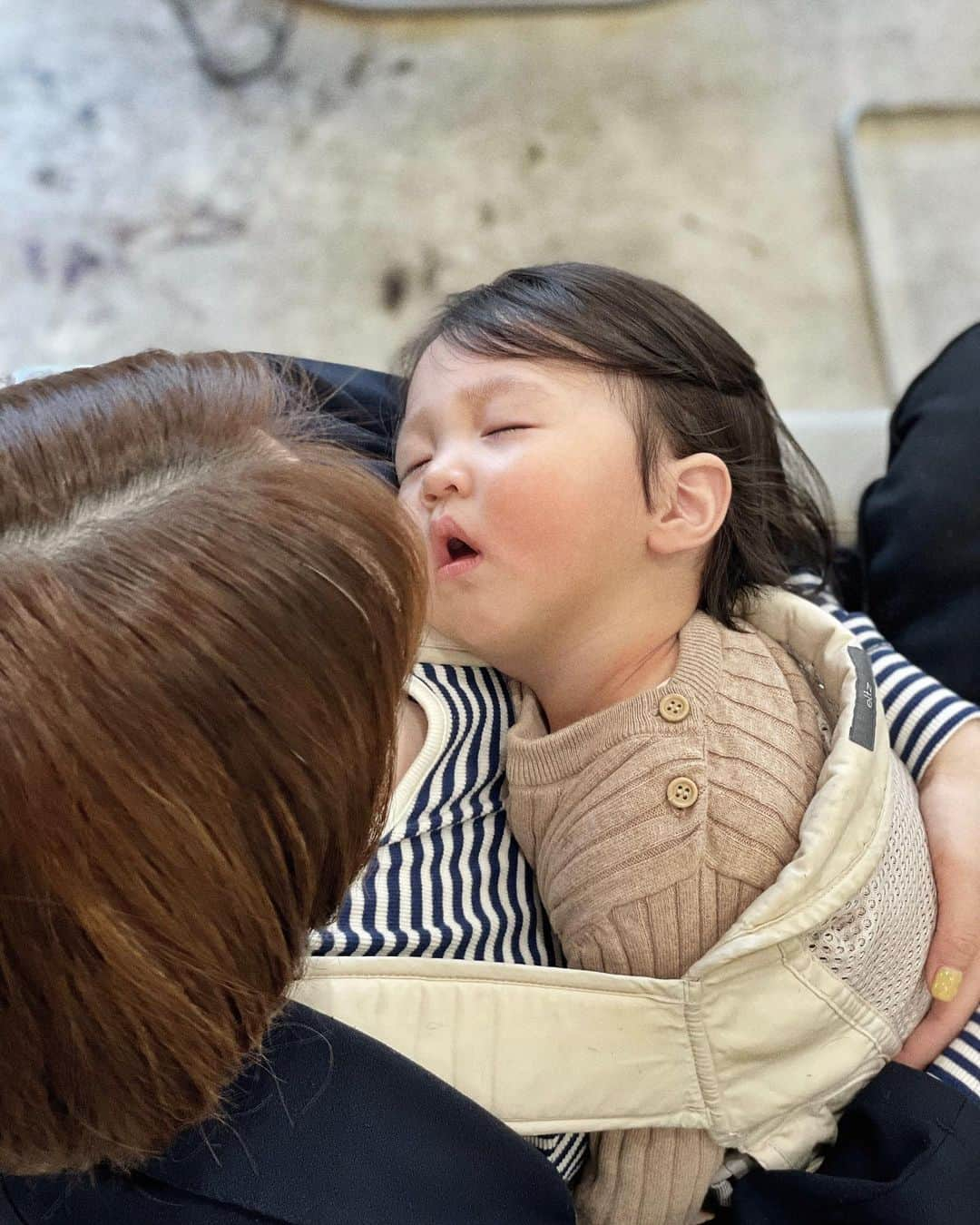 シン・ダウンさんのインスタグラム写真 - (シン・ダウンInstagram)「. 홀리👶🏻의  생에 첫 미용 함께 보실래요?😆  가는동안 잠들어버려서 어쩌다 보니  수면 미용 하고 왔어요 😅 이와중에 완벽한 커트 해주신 @mimm_unmi_seo 원장님 진짜 체고🤍  #배넷머리#신난다은육아👩🏻」4月22日 16時06分 - shindandan_