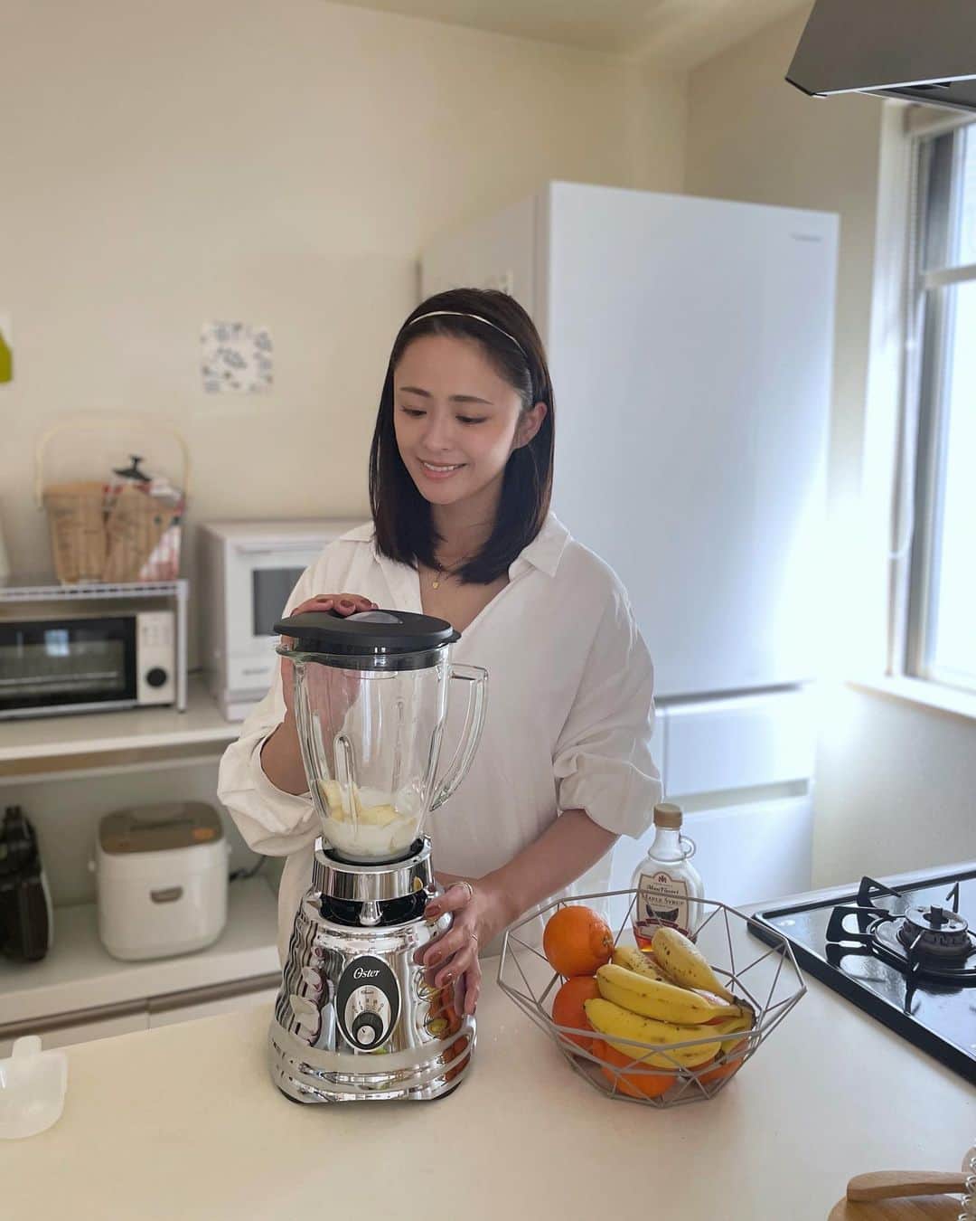 のインスタグラム：「初めて @qvc_japan でお買い物したよ〜🥰  選んだのは オスターのアーバンブレンダー 450W！  我が家お菓子作りとかジュース作りで ミキサーかなり使うから 大容量で氷もいけちゃう 威力強いやつが欲しかったの✨ ガラスジャーだから食洗機もいけちゃう！ カッター部分との切り離しも楽チンで 洗いやすくて嬉しい🥰  見た目もちょっとレトロっぽくて可愛いよね❤︎  @qvc_japan で明日23日まで このオスターのミキサーがお得に買えちゃうよ✌︎ 食品、掃除グッズ、美容系なんでもあって 見てるのすごく楽しかった🥰  ストーリーにリンク貼るね〜  #PR#qvc#qvcジャパン#家電#キッチン家電#ミキサー#oster#家事#キッチン#キッチンインテリア#主婦#時短料理#時短家事#主婦モデル#ママモデル#読者モデル#おしゃれ家電#mamagirl#locari#キナリノ」