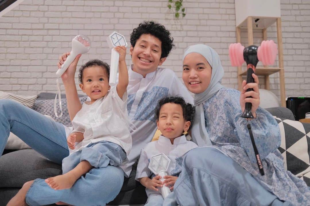 Andriani Toegionoさんのインスタグラム写真 - (Andriani ToegionoInstagram)「Selamat lebaran semuanya🩵 Dari kami keluarga Brekele🥦」4月22日 16時13分 - dorippu