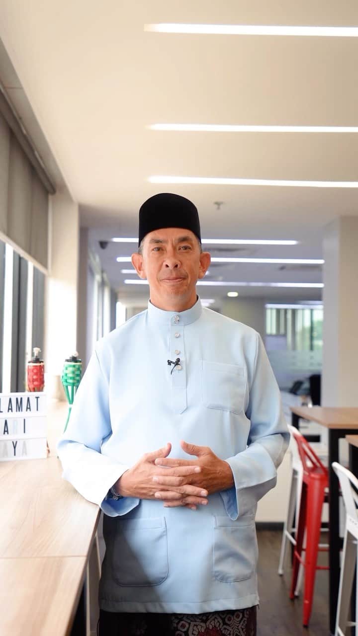 エアアジアのインスタグラム：「Hari Raya is here! Wishing you Selamat Hari Raya Maaf Zahir & Batin to you and your loved ones. 🌙✨  #eid #selamathariraya #airasiasuperapp #balikkampung #eidmubarak」