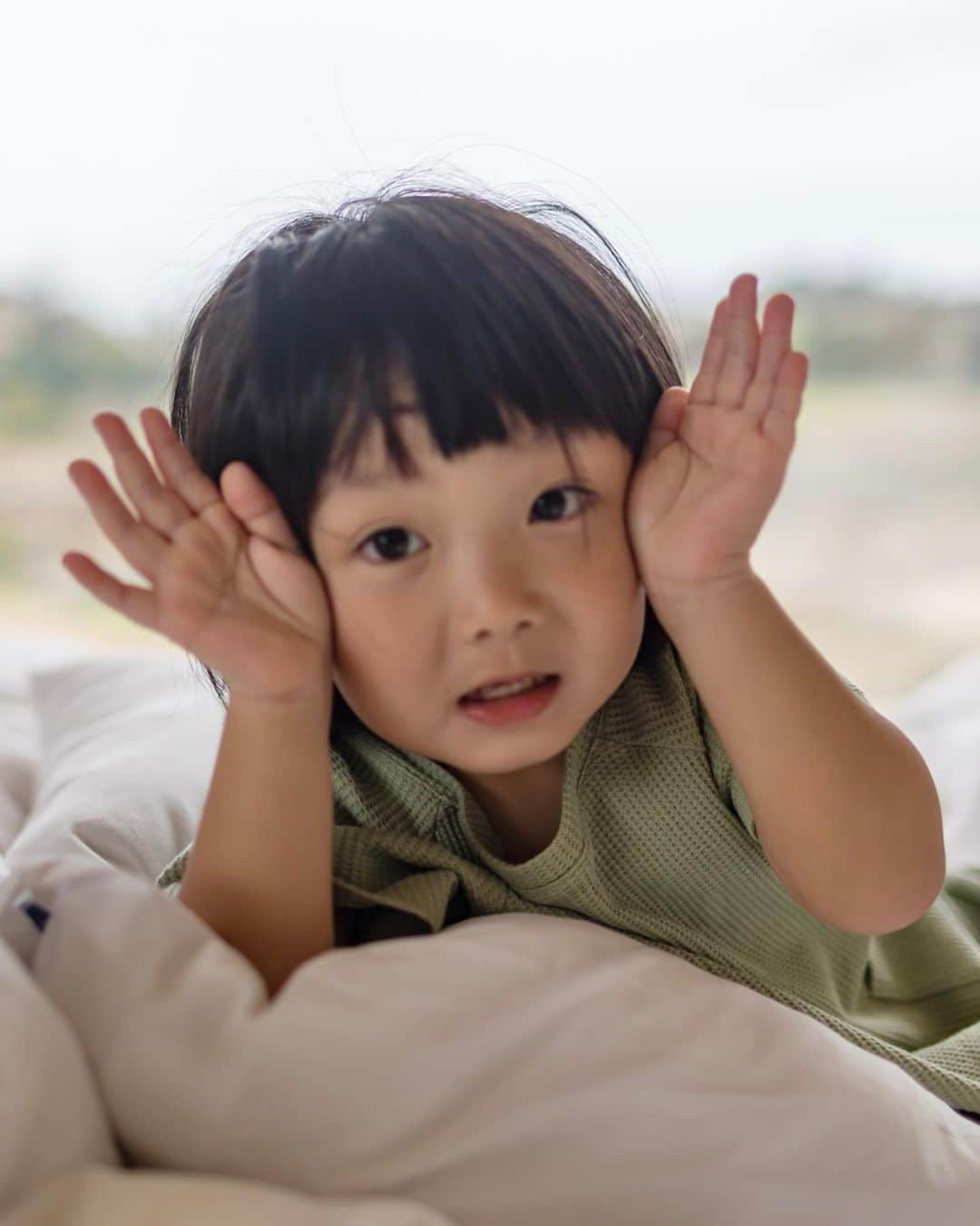 MOMOツインズさんのインスタグラム写真 - (MOMOツインズInstagram)「Cute shots of Luke found on our camera taken by Leia/Lauren. Aww, just look at how he is posing for them 😂 #willingsubject」4月22日 16時16分 - leialauren