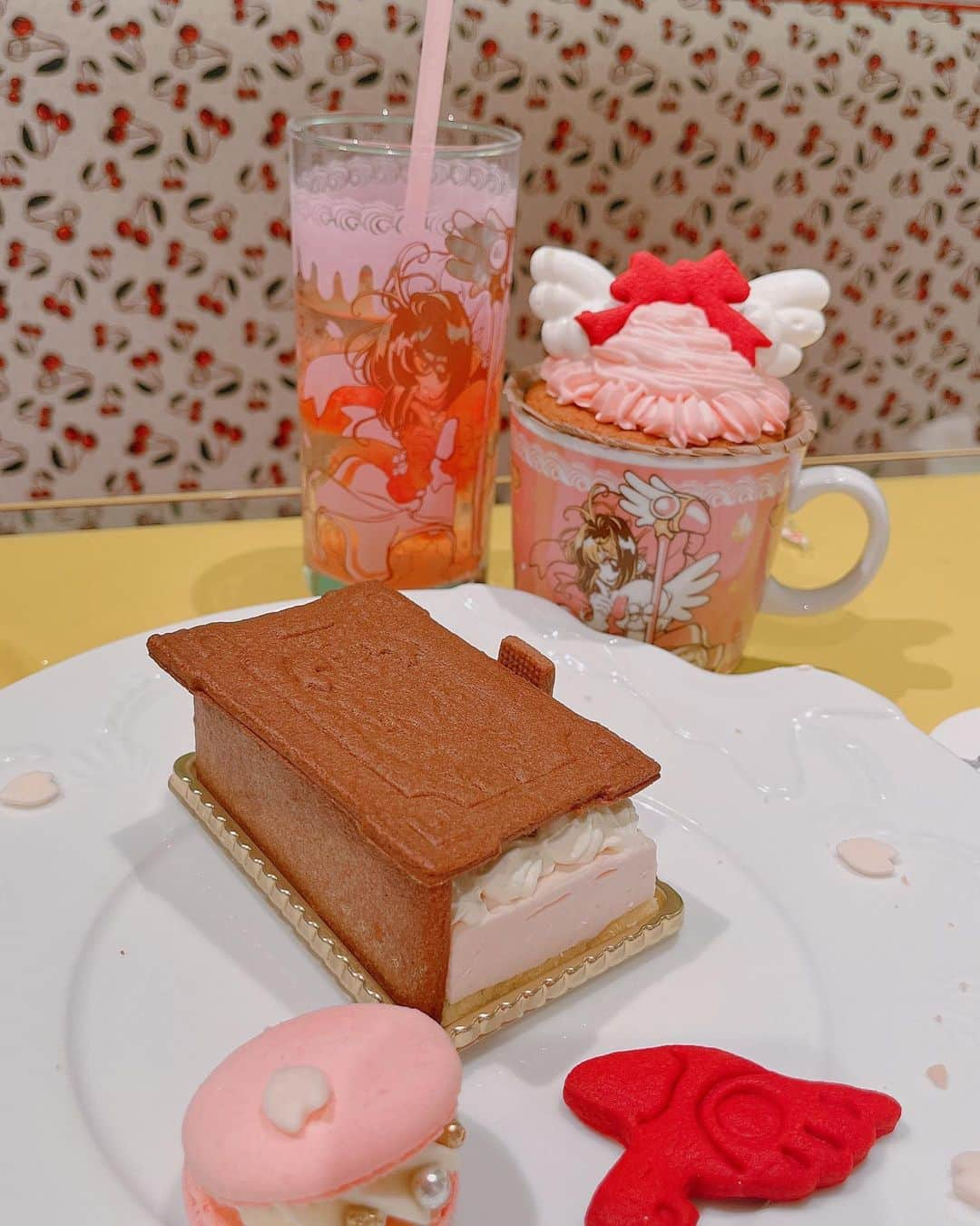 桜咲姫奈さんのインスタグラム写真 - (桜咲姫奈Instagram)「キューポットカフェ×カードキャプターさくらコラボ🎀՞ ̳o̴̶̷̤ ̫ o̴̶̷̤ ̳՞🎀  小学生の時だいすきだった さくらちゃん〜🤍 見た瞬間絶対行かなきゃ！ て決めた(ᐡ⸝⸝o̴̶̷̤ ﻌ o̴̶̷̤⸝⸝ᐡ)  全部かわいすぎて ほぼ注文🫶 マグカップもお持ち帰りした💖  幸せ空間すぎた〜💕💕  #キューポットカフェ  #表参道カフェ  #カードキャプターさくら  #カードキャプターさくらカフェ」4月22日 16時21分 - himena_ousaki