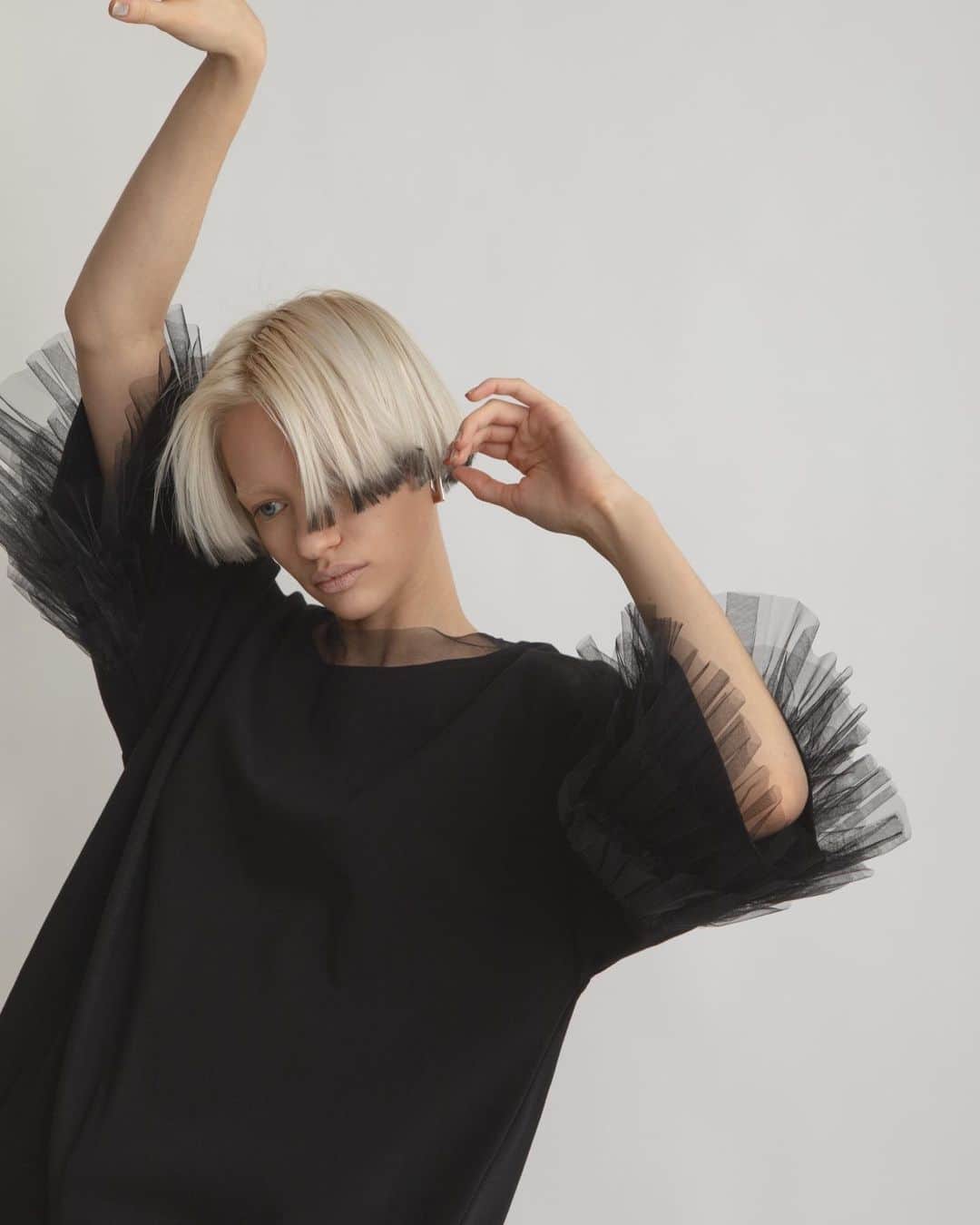 AULA AILAのインスタグラム：「【2023 HIGH SUMMER COLLECTION】  TULLE FRILL SLEEVE T-SHIRT COLOR BLACK SIZE 0 ¥16,500  チュールを3段フリルにした、ビックシルエットのTシャツです。  ハリのある同色チュールがボリュームたっぷりで、目を引くデザイン。  見頃は透けないコットンスムースを使用し、右裾が長くスリット開き、左脇はコクーンシルエットのアシンメトリーなオーバーサイズ。  リラックス感とフェミニンなチュールフリルのミックス感が絶妙なアイテムです。  ✔️AULA AILA OFFICIAL WEB STOREにて HIGH SUMMER COLLECTIONアイテム展開中！」