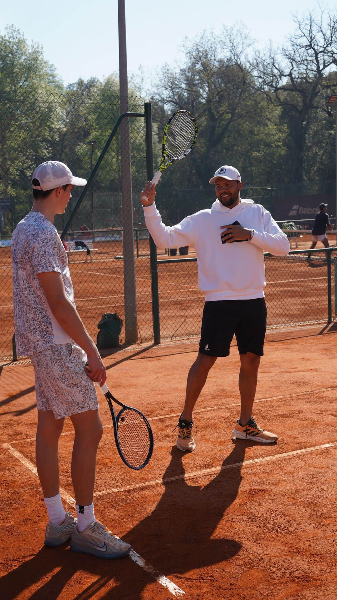 ジョー＝ウィルフリード・ツォンガのインスタグラム：「Always great to spend some quality time with young players ! 🔥 These Easter Camps at ALL IN ACADEMY Villeneuve-Loubet were the perfect opportunity to go on the courts, give advices to campers and help them to improve. 🎾  #allin #teamallin #allinacademy #allingroup #tsonga #jotsonga #tennis #sport #player #coaching #tips #advices #serve #ball #throw #easter #camps #eastercamps #tennislover #tennislove」