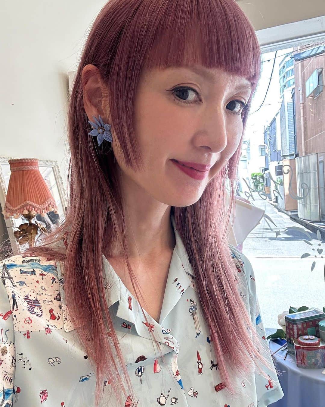 SHOKOさんのインスタグラム写真 - (SHOKOInstagram)「代官山にある「 @sforshoko 代官山店」と、私が通っている美容院 @boy_hairsalon @boyattic は、徒歩2分の距離にあります。 昨日はピンクの髪にしてもらって、新緑のパワーを感じながら太陽の下を気分良くお店を行き来していたら、私の店にスカーフを買いに来られたアメリカ人観光客のかたとの楽しいお喋りから始まり、その方を、蔦屋書店までお連れしながらお散歩したら、食べたかったクロワッサンが珍しく行列なく買えたり、帰りの道端でお友達にバッタリ会ったり、と、ひとつひとつの小さな引き寄せがHAPPYに繋がることが多かった日でした💫😊太陽とグリーンは、笑顔を与えてくれますね🌿✨」4月22日 16時36分 - shoko_london