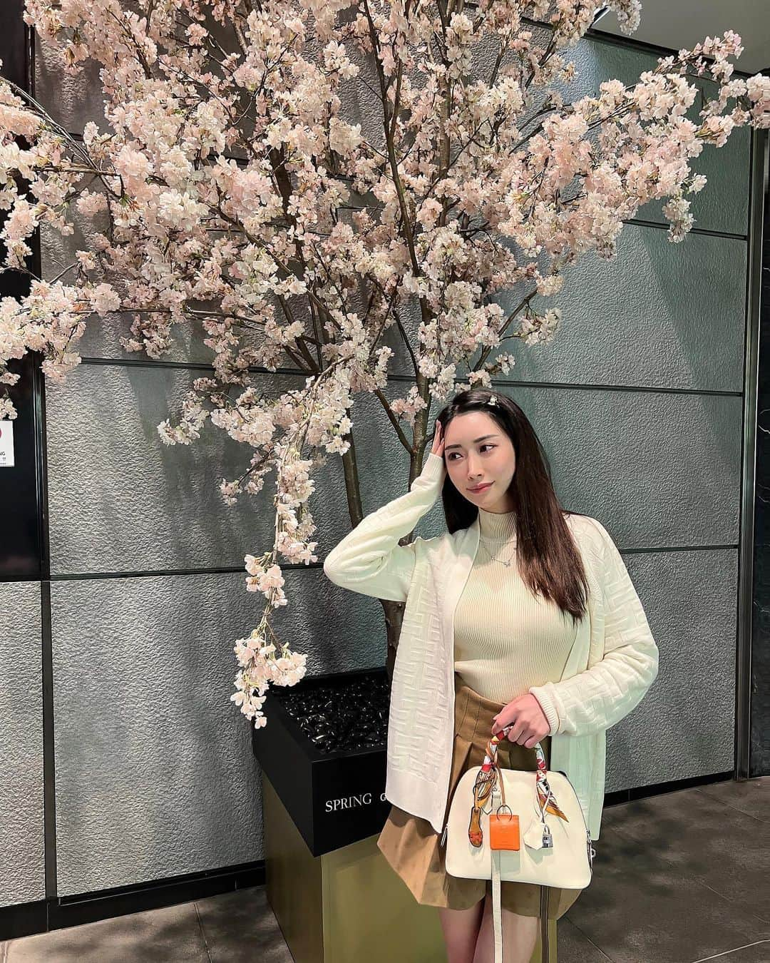 南杏奈さんのインスタグラム写真 - (南杏奈Instagram)「同甘苦共患难🌸  #桜 #まだ咲いてた #春コーデ #春 #出逢いと別れの季節です」4月22日 16時45分 - anna1031__