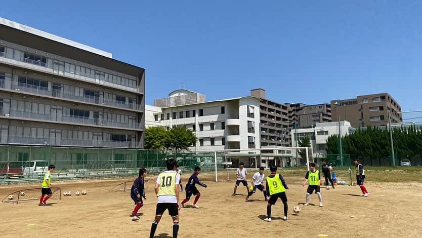 高木和正さんのインスタグラム写真 - (高木和正Instagram)「本日ご縁があり高松第一高等学校サッカー部の指導をさせていただきました。  生徒達は今できることを積極的に取り組んでくれました。  今日の一日で大きく変わることは難しいですが毎日の練習の中で意識がかわり一人一人のレベルアップのキッカケになってくれればと思います。  僕自身も楽しい時間でした。  ありがとうございました。  #香川県 #高松市 #高校サッカー #高松第一高等学校 #サッカー部 #指導 #BESFORT #高木和正 #svome #svolmestyle」4月22日 16時38分 - kazumasatakagi