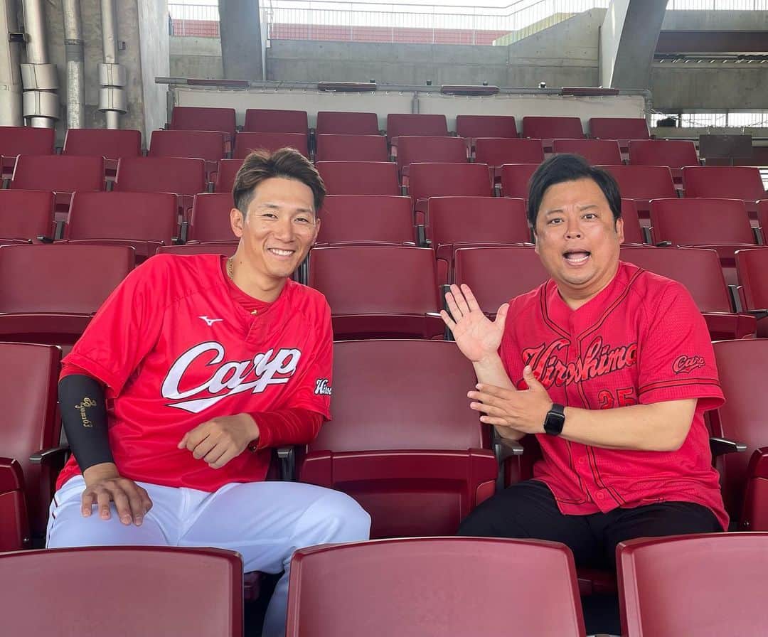 ボールボーイ佐竹のインスタグラム：「今日もナイスゲーム！！🏟️  床田投手ナイスピッチング😊 西川龍馬選手ナイスホームラン⚾️  そして！なんと！ 今日18:30〜tssで生放送の スポーツラバーズは 西川龍馬選手にインタビューしてます🎤 初出し情報満載です🙌🏼 ぜひご覧ください🙇🏻‍♂️  #カープ  #西川龍馬 #スポラバ #ボールボーイ佐竹  #初出し情報 #こいほー」