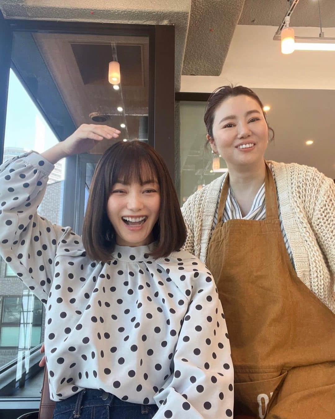 蛯原英里さんのインスタグラム写真 - (蛯原英里Instagram)「カットとカラー、トリートメントで @ancrea_aoyama  ヘアメンテにへ行ってきました  今年の2月にオープンしたばかりのお店 雰囲気も最高で かなりおすすめです🤭  写真撮ろうとしたけど かしこまり過ぎて なんだか面白くなっちゃったね！  カラーは、シトラスベージュで お気に入り♡  ふみちゃん@kanekofumi  いつもありがとう〜♡  #ancrea  #美容室  #heir  #ヘアカラー  #シトラスベージュ  #お気に入り」4月22日 16時55分 - eriebihara