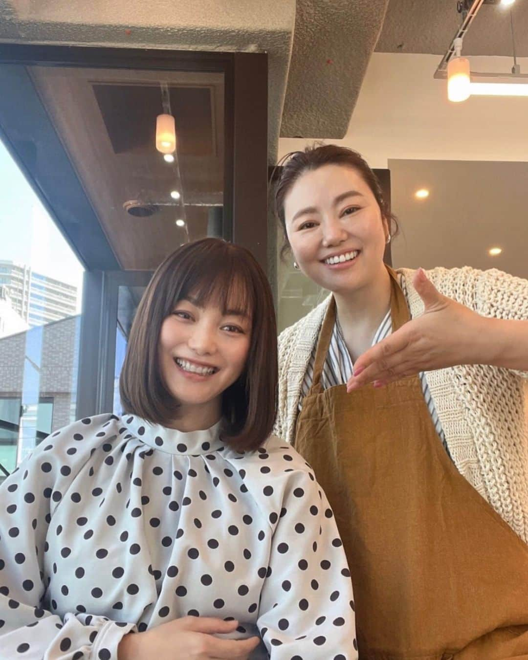 蛯原英里さんのインスタグラム写真 - (蛯原英里Instagram)「カットとカラー、トリートメントで @ancrea_aoyama  ヘアメンテにへ行ってきました  今年の2月にオープンしたばかりのお店 雰囲気も最高で かなりおすすめです🤭  写真撮ろうとしたけど かしこまり過ぎて なんだか面白くなっちゃったね！  カラーは、シトラスベージュで お気に入り♡  ふみちゃん@kanekofumi  いつもありがとう〜♡  #ancrea  #美容室  #heir  #ヘアカラー  #シトラスベージュ  #お気に入り」4月22日 16時55分 - eriebihara