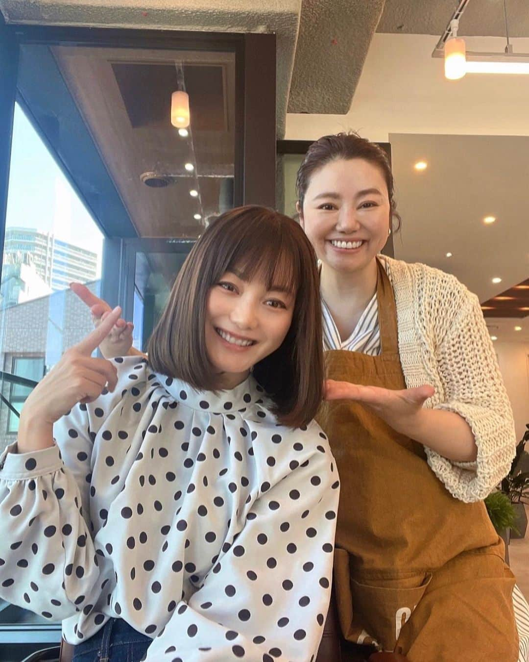 蛯原英里のインスタグラム：「カットとカラー、トリートメントで @ancrea_aoyama  ヘアメンテにへ行ってきました  今年の2月にオープンしたばかりのお店 雰囲気も最高で かなりおすすめです🤭  写真撮ろうとしたけど かしこまり過ぎて なんだか面白くなっちゃったね！  カラーは、シトラスベージュで お気に入り♡  ふみちゃん@kanekofumi  いつもありがとう〜♡  #ancrea  #美容室  #heir  #ヘアカラー  #シトラスベージュ  #お気に入り」