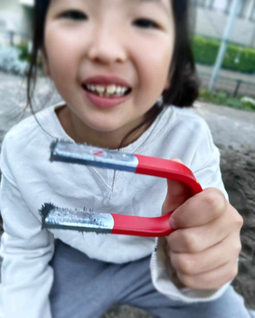 新井美穂さんのインスタグラム写真 - (新井美穂Instagram)「週末だけど、小学校の防災訓練で午前潰れたので  昼から娘と家の前の公園へ 磁石で#砂鉄集め   地味な遊びだけど 私は子供の頃大好きだったので、娘に伝授（笑）  #懐かしい遊び#娘6歳10ヶ月#一年生」4月22日 16時48分 - arai_miho