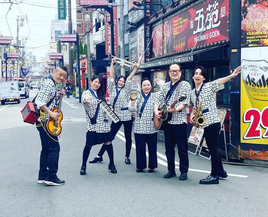 服部ひで子のインスタグラム：「先日、 新座長の商店街への挨拶まわりに  ホンワカパッパー隊も 音楽で彩りを添えさせていただきました(* ´ ▽ ` *)ﾉ🎵  思えば  ８年前の、すっちー座長の時も ５年前の、藍座長の時も ホンワカ隊 稼働していました😆🎸🎹🎷🎺🎵 いつまで続くかな……☺⭐✨  今回は、メンバー少なくて寂しかったぜ！  #吉本新喜劇 #ホンワカパッパー隊」