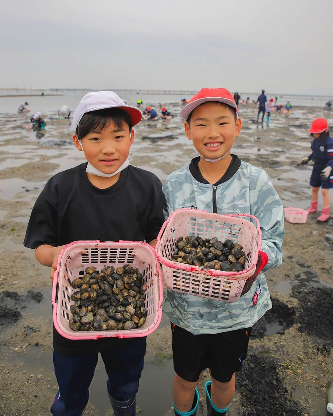 愛知県田原市さんのインスタグラム写真 - (愛知県田原市Instagram)「Let's treasure hunt!! * ザックザック！宝探しだ✊ * 毎年恒例の #潮干狩り  みんなで#アサリ を探して #砂浜 をざくざく掘るよー！  とれたてのあさりは #アサリのみそ汁 #アサリの酒蒸し  #アサリの炊き込みご飯 どうやって食べよっかな〜😋  渥美でとれる#あさり は プリップリで美味しいよ✨  #たはら暮らし  #渥美半島#田原市#伊良湖岬#伊良湖#赤羽根#菜の花浪漫街道  #tahara#irago#akabane#サーフィン#surfing#田舎暮らし#日々の暮らし #休日の過ごし方#スローライフ #instagramjaran#igersjp」4月22日 16時53分 - tahara_kurashi