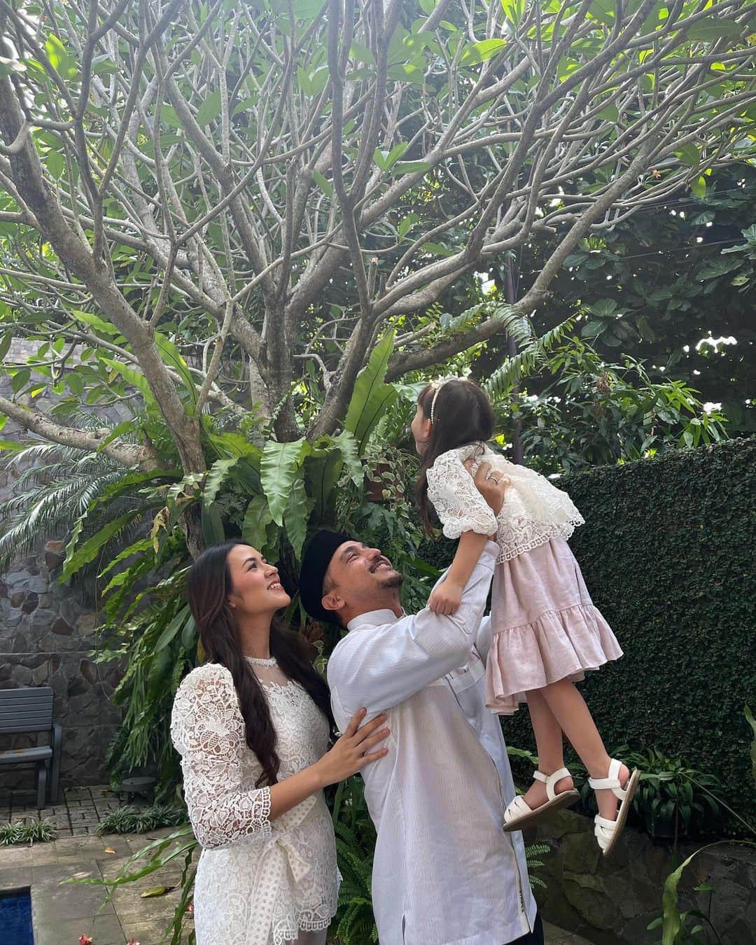 Raisa Andrianaさんのインスタグラム写真 - (Raisa AndrianaInstagram)「Mandatory lebaran pic. Maaf lahir batin semuanyaaa @hamishdw」4月22日 16時58分 - raisa6690