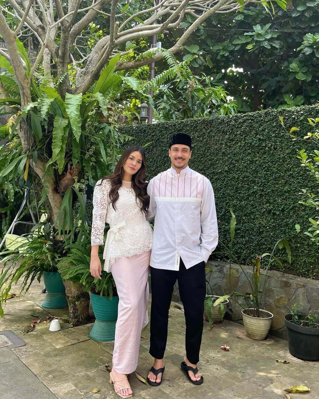 のインスタグラム：「Mandatory lebaran pic. Maaf lahir batin semuanyaaa @hamishdw」