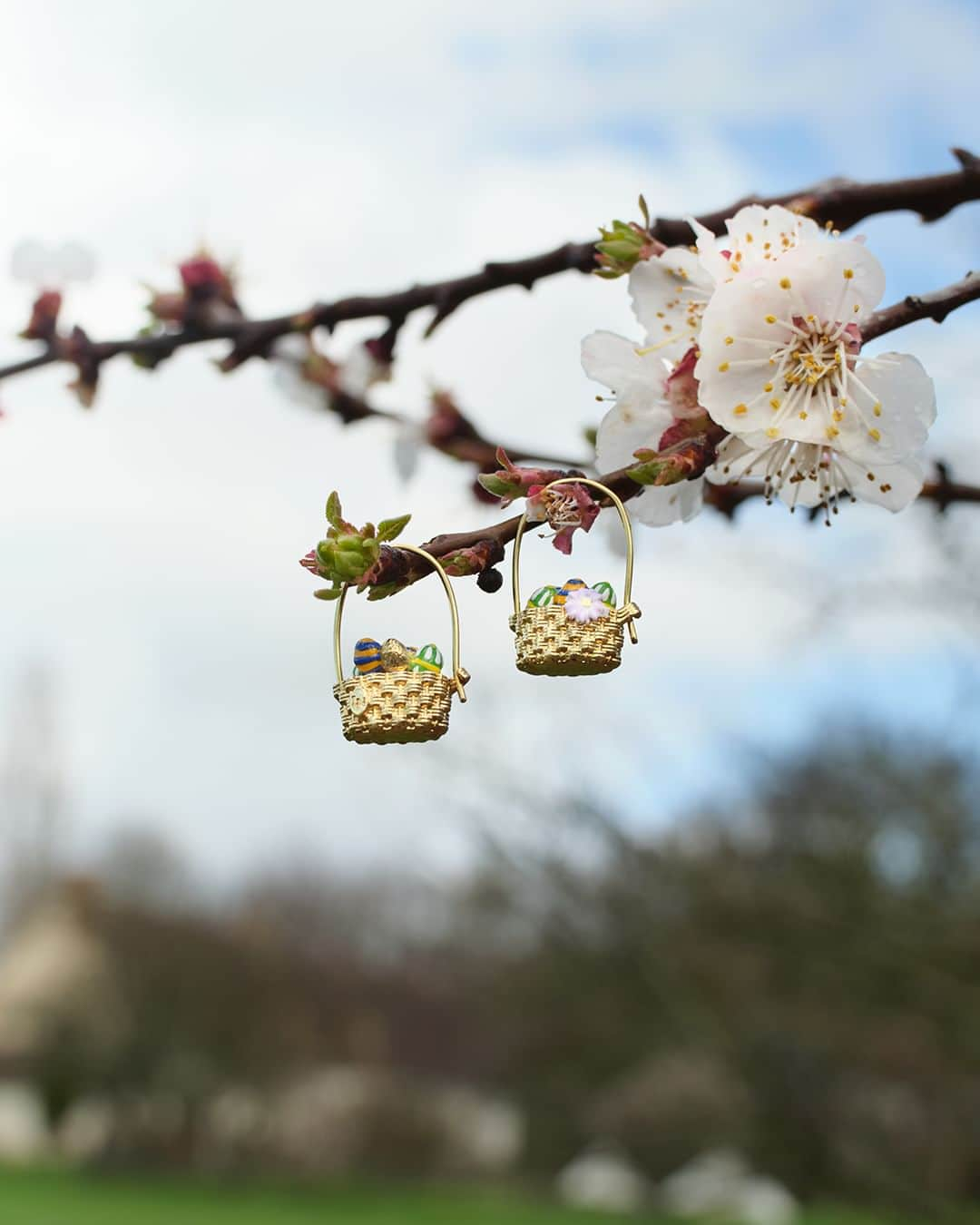 レネレイドのインスタグラム：「Jusqu’au 30 avril, 15% des bénéfices de la sélection Easter Loves Animals sont reversés à l’association @sanctuaireduchateau. - From today until April 30th, 15% of the profits from the Easter Loves Animals selection will be donated to the association @sanctuaireduchateau. - Les Néréides Loves Animals - #Lesnereides #Lesnereidesparis #Costumejewellery #Frenchjewellery #Creativejewellery #Handenamelling #lesnereideslovesanimals #lnla #pâques #easter #spring」