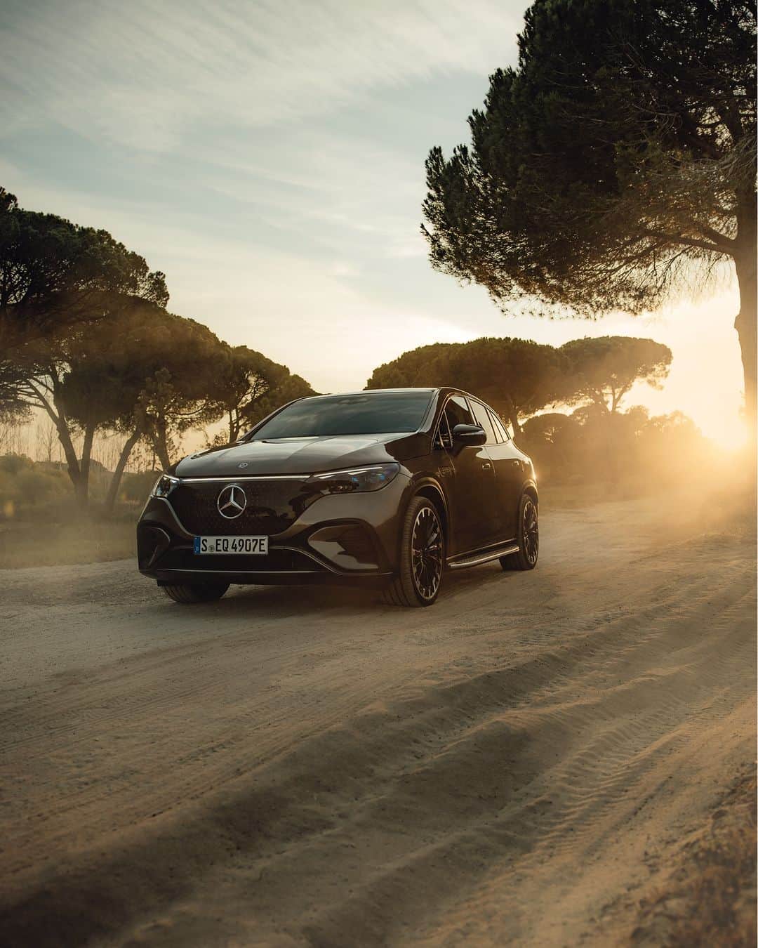 のインスタグラム：「A fully electric future of mobility – that’s what #MercedesBenz is committed to. To achieve this goal, the use of renewable energy and recycled materials in production, improving battery technology and Green Charging are key levers. Because every action counts. #MercedesBenz #EarthDay #Sustainability #Ambition2039 #Environment」