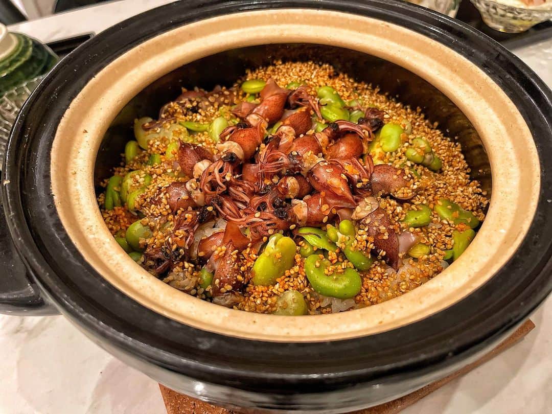 SEIRAのインスタグラム：「オンラインサロンにレシピあげました♡ 旬のホタルイカとそら豆の土鍋ご飯🍚  ︎︎ そら豆は毎年この時期になると  @ayu.c.a.s あゆみちゃんが送ってくださるの✨ 今年もありがとうございます❤️ 私もおすすめの物、近日中に送りまーす💕」