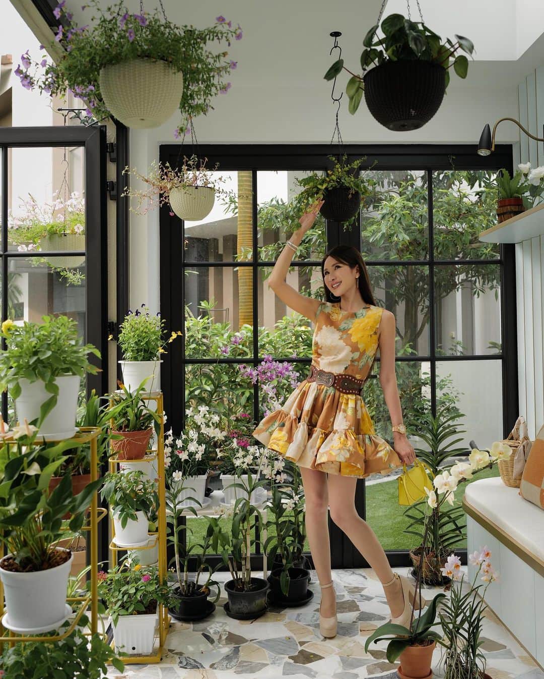 ジェイミー・チュアさんのインスタグラム写真 - (ジェイミー・チュアInstagram)「🌼 if I could wear a dress adorned with fresh flowers.」4月22日 17時02分 - ec24m