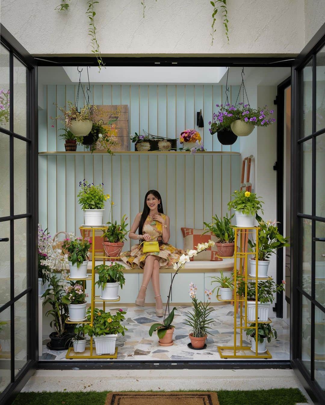 ジェイミー・チュアさんのインスタグラム写真 - (ジェイミー・チュアInstagram)「🌼 if I could wear a dress adorned with fresh flowers.」4月22日 17時02分 - ec24m