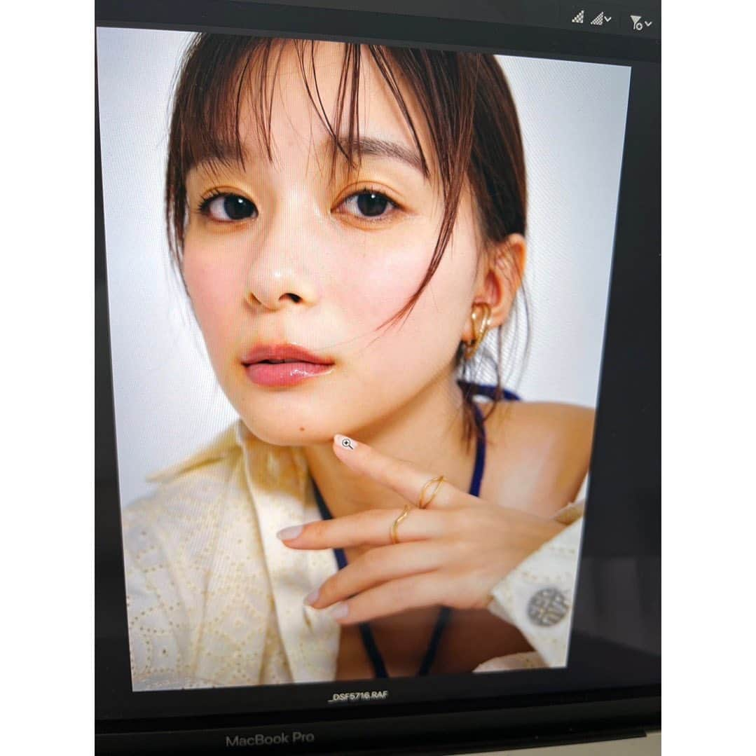 芳根京子のインスタグラム：「美的にALLIEのページもあります☺️ こちらも是非チェックしてください！  #美的  @bitekicom  @alliepr_jp」