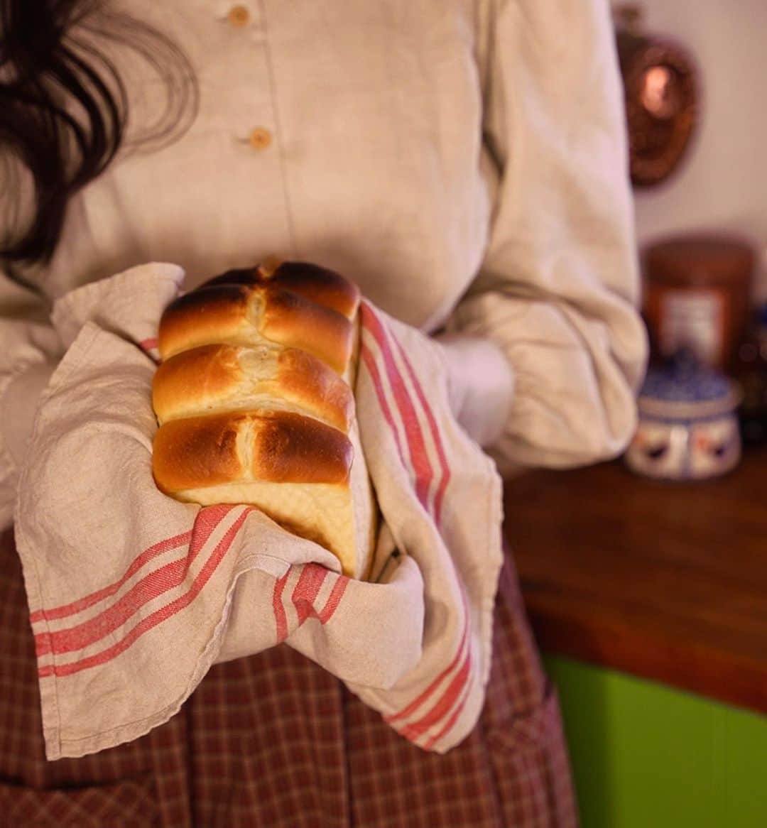 Chokiのインスタグラム：「初めてホテルブレッドを焼いてみたら焦がしちゃったし不恰好だった👦🏻焼き立てのパンは一斤でも一瞬で食べられそう🥹  明日もう一度、焼いてみよう🥣  #ホテルブレッド#パン作り#homemadebread#🍞 #chokihome」