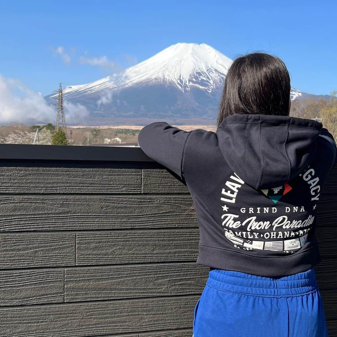 竹内智香さんのインスタグラム写真 - (竹内智香Instagram)「……….. チームメートのDarioとLadinaが 日本に遊びに来てくれて 富士山と桜が見たい！ と言う事で @visionglamping に行ってきました🤩 富士山が見える絶景のお部屋😍 BBQも朝食も全て準備されてて 夜には満開の星空を見ながら💫 焚き火して語りながらマシュマロ焼いて 最高に贅沢な2泊3日のグランピングでした🤩 . 温泉に水風呂にサウナもあって みんなでワイワイ楽しく入りながら 旅で歩き疲れた体も しっかりリカバリーできました💪 キャンプとはいえ @globalwifi_official もあって Wifi環境もサクサク😀 . 雪上で会うことが多い2人だけども オフシーズンで競技から離れるからこそ 人生観•競技人生観について 語ることができて🙃 とっても充実した時間に 感謝です🙏 . @globalwifi_official @visionglamping  @gobeyonder0200  #グローバルWiFi #globalwifi #gobeyonder #GOBEYOND #Fuji #富士山 #グランピング　 #山中湖」4月22日 17時06分 - tomoka_takeuchi