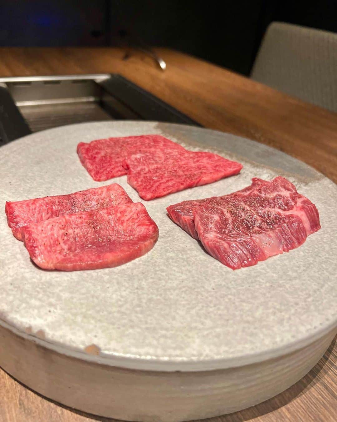 ゆうめろさんのインスタグラム写真 - (ゆうめろInstagram)「うしみつ西麻布に行ってきたよ🥩‪🤍 オススメは、うしみつの新商品✨ 見た目がカクテルになっているの🍸✨ トリュフ卵黄ソースにサーロインを乗せた贅沢な1品❤️ 見た目も味も最高でした❣️❣️ そして、今旬の筍と桜エビの土鍋ご飯も美味しかった〜！ また行きたいな🤤🤍 ・ #うしみつ #焼肉 #うしみつ西麻布」4月22日 17時06分 - yk.o0