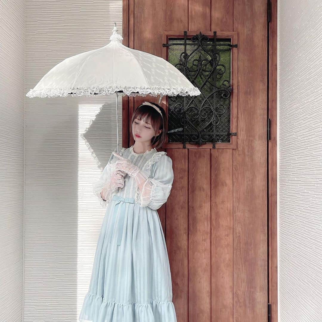 皆方由衣さんのインスタグラム写真 - (皆方由衣Instagram)「日傘をお迎えしました。 晴雨兼用　遮光１級　折りたたみ 最高です。♡  #Apleberute #日傘　#日傘フリル」4月22日 17時10分 - yuiminakata