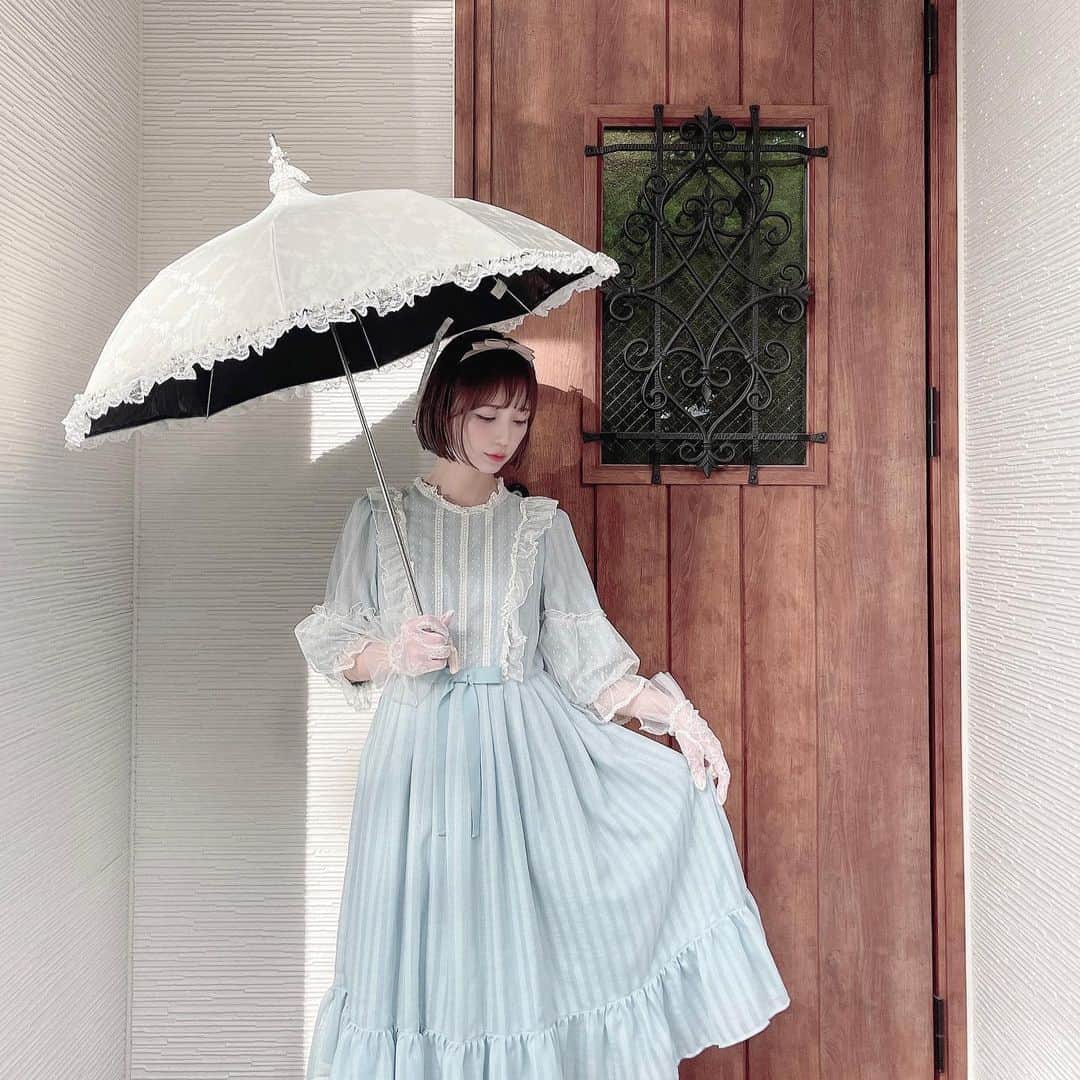 皆方由衣さんのインスタグラム写真 - (皆方由衣Instagram)「日傘をお迎えしました。 晴雨兼用　遮光１級　折りたたみ 最高です。♡  #Apleberute #日傘　#日傘フリル」4月22日 17時10分 - yuiminakata