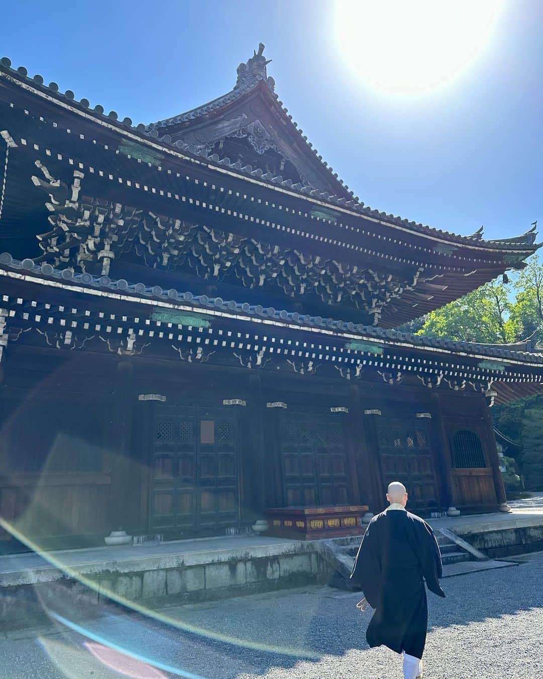 HiRAO INCのインスタグラム：「.  御寺泉涌寺 みでらせんにゅうじ  皇室の菩提寺として御寺と呼ばれている 真言宗泉涌寺派の総本山の寺院は 長きにわたり、一般には解放されていなかった特別なお寺  本尊は美しさに息を呑む 過去・現世・来世の教主を表す三尊  釈迦如来は過去 阿弥陀如来は現在 弥勒如来は未来  江戸時代の絵師、狩野探幽が描いた「白衣観音図」と 本殿の天井の「播龍図(ばんりゅうず)」も 鳥肌だ立つほど胸に響く  舎利殿には、宋から請来された 仏牙舎利(釈迦の歯)が安置される聖域  特別な場所がまたひとつ増えた旅  ありがとう　@yoshie.816 ❤️」