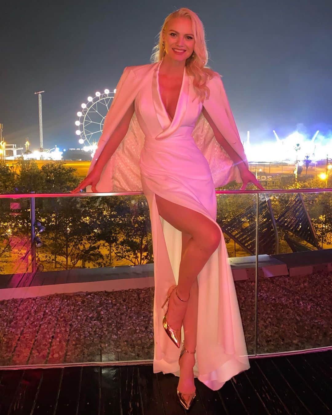 フランツィスカ・クヌッペのインスタグラム：「What a beautiful night in Barcelona ♥️💋✨ Thank you @pronovias for inviting me to your wonderful show.  #pronoviasfashionshow #barcelona #enjoylife #everysecond wearing @pronovias #dress @joop #jacket  @gismondi1754 #jewelry」