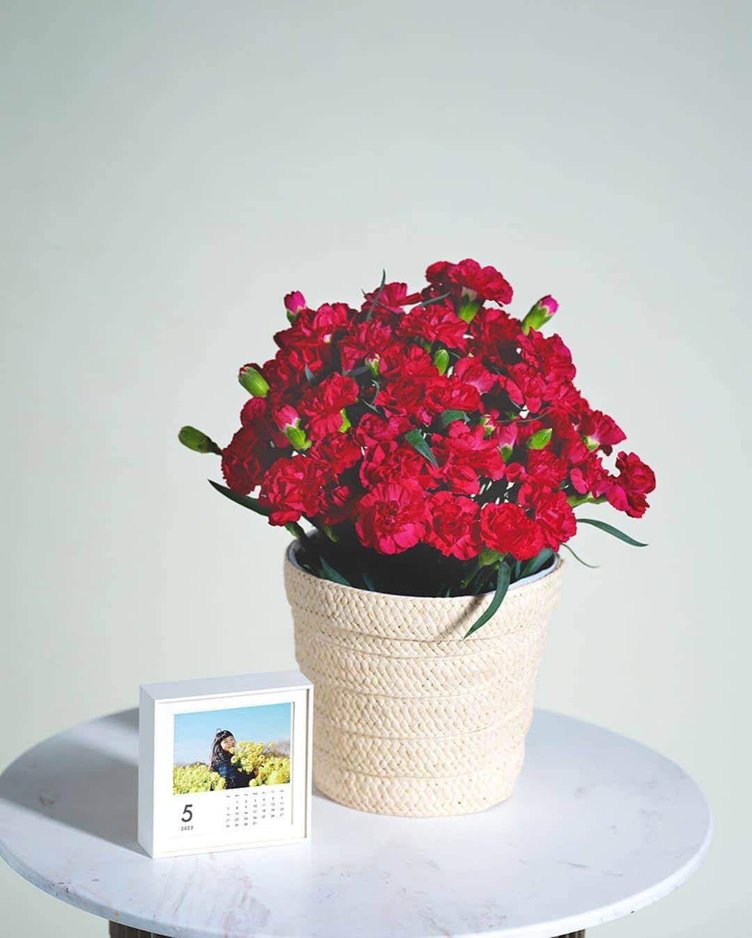 サクトックさんのインスタグラム写真 - (サクトックInstagram)「【母の日ギフトに💐】 OKURU お花と定番ボックスカレンダーのセット @okuru_calendar ♡  ☑︎ サイズ感がかわいい♡ ☑︎ 母の日 限定パッケージもかわいい♡ ☑︎ 毎月 写真変わるのたのしみ♡ ☑︎ お花も一緒に贈れるから素敵♡  OKURUアプリで作りました📸  サクの手書き似顔絵とパパのメッセージを紙に描いて、アプリで読み込み・印刷できました🥺  サクト絵が上手になったなあ❤️  渡してしか言ってないのに「いつもご飯作ってくれてありがとう」って言える素敵男子🥰  ★ 母の日におすすめ ★ OKURU「お花と定番ボックスカレンダーのセット」で使えるクーポン👏  ・クーポンコード：saku514 ・割引率：10%OFF ・有効期限：母の日受付終了まで  OKURU @okuru_calendar  ぜひ、インスタ・アプリを覗いてみてください🥰  #okuru #母の日 #母の日ギフト #PR」4月22日 17時11分 - saku_tok
