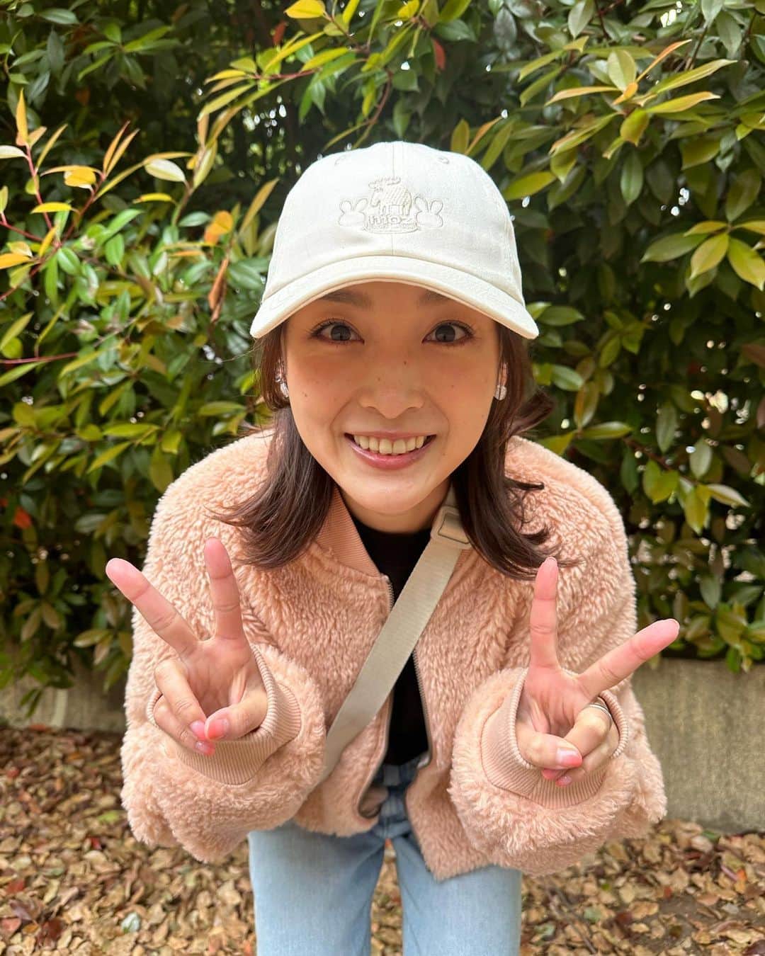 石川梨華のインスタグラム：「長男カメラマン📷  家族で公園へ！ @moz_forest_label とコラボしたキャップを被りました✨ 中には長袖Tシャツの黒着てます🖤  久しぶりに長男に写真撮ってもらったら、やっぱり自撮りとは表情が違うよねw  最近はなかなか撮ってくれないから貴重な一枚😆 ありがとう🫶  #石川梨華 #モーニング娘og #リアル梨華 #二児の母 #年子 #やんちゃボーイズ #巨匠カメラマン #公園」