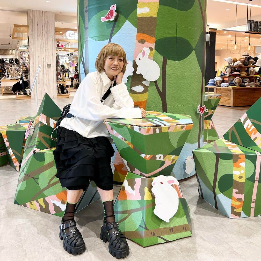 松尾たいこのインスタグラム：「《松尾たいこの森が出現》洛北阪急スクエアのディスプレイを観に行ってきました。  この日も家族連れや小さなお子さんが座ってくつろいでくださっていて嬉しい😆  展示がスタートしてすでに1ヶ月経ってるのでボロボロになってないかと心配でしたが、全く大丈夫✌️ダンボールすごいっ😆  そして鳥やウサギがところどころに散らばっていてかわいい。  展示期間：〜8/31  皆さんもぜひ座って記念撮影して下さいね。  ※私の作品への質問やお問い合わせはお気軽に⠀ ⠀ 「見えないけれど　つながっている」⠀ 「会えないからこそ　いとおしい」⠀ 森羅万象・花鳥風月・四元素(五元素)・二十四節気など日本をテーマに作品を作っています。⠀ この絵の中にもつながりを。⠀ ⠀ #japaneseartist #liveintokyo #myartwork #acrylicpainting #lovejapan #modernartist #contemporarypainting #contemporaryartist ⠀ #colorfulartwork⠀ #kawaii #arigato⠀ #happycreativelife #staycolorfullycreative⠀ #loveny #lovehongkong #lovetaiwan #lovesingapore #lovekorea⠀ ⠀ #現代アート #現代美術 #現代アーティスト #森羅万象 #五行思想 #八百万の神 #花鳥風月 ⠀ #神社好きな人と繋がりたい⠀ #洛北阪急スクエア #京都好き」