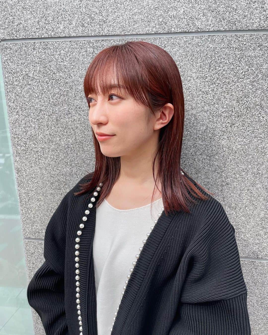 瀬口かなのインスタグラム：「オレンジピンク🍊 久しぶりにこんなにオレンジ系にした🍊  やっぱり素敵に染めてくれる〜！ 最近銀座店がオープンした @ryota_navile さんところへ！  東京に行ったらいつもお世話になってるんだ〜😊  #オレンジピンクカラー #オレンジピンク #ヘアカラー #銀座美容室 #ヘアスタイル」