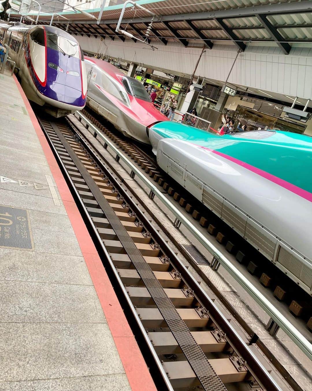 吉川正洋さんのインスタグラム写真 - (吉川正洋Instagram)「今日は東京駅に停車中のカラフルな新幹線をおすそ分けさせてください  #鉄分おすそ分け」4月22日 17時27分 - dhyoshikawa