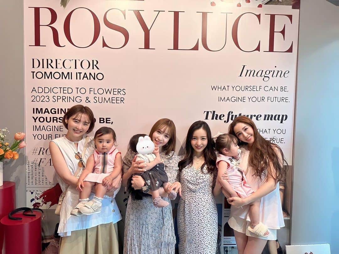 石田安奈のインスタグラム：「大好きママ友とともちんのブランド　@rosyluce の展示会に❤️❤️❤️  ママになってもおしゃれしたいよね💄❤️ みんなお揃いオーダーしたから届くの楽しみ💕  次回は今回不在の　@kumikofunayama  のお家でランチだよ🤣💕💕💕  #ママ友#同い年ママ #女の子ママ#育児#子育て#ファッション#fashion#rosyluce」